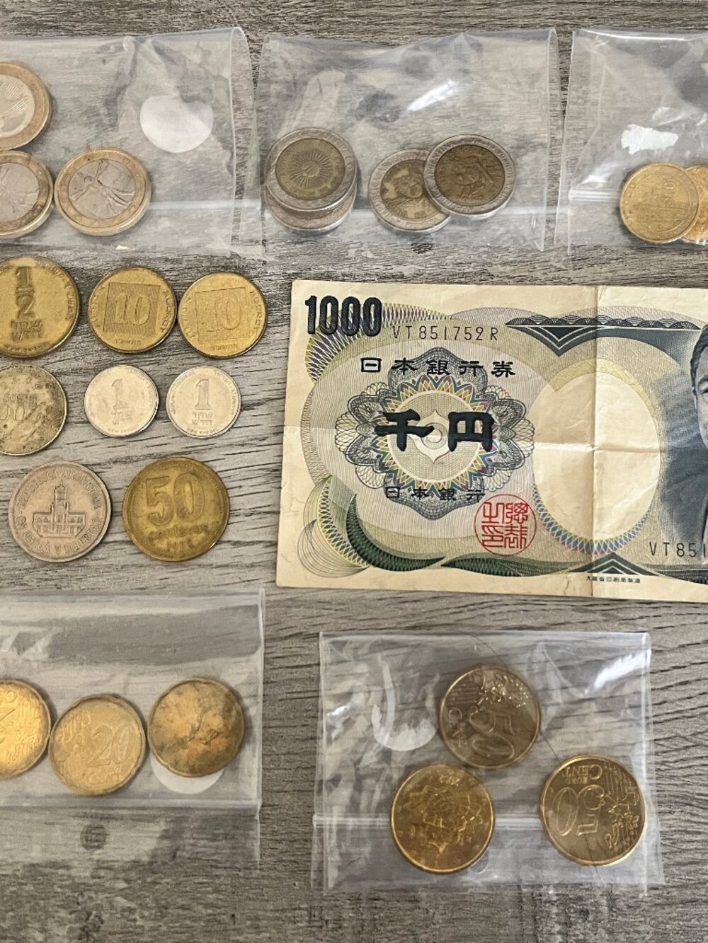 30 Mixed Foreign Coin Collection Yen Euros Pesos Assorted World Currencies